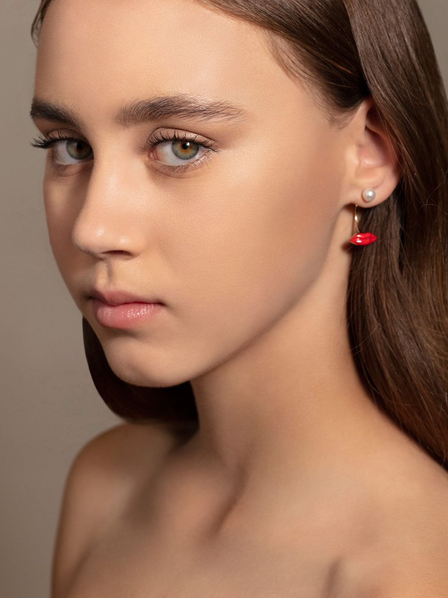 Lips Enamel & Pearl Piercing Earring in 9kt Gold